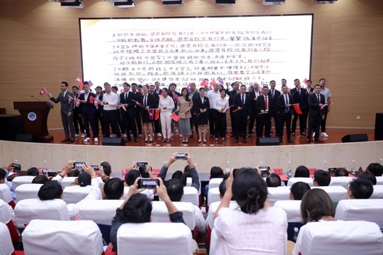7月31日，昆明鐵道職業(yè)技術(shù)學院舉行援老撾鐵道職業(yè)技術(shù)學院項目教育能力建設教師培養(yǎng)班結(jié)業(yè)典禮。昆明鐵道職業(yè)技術(shù)學院供圖