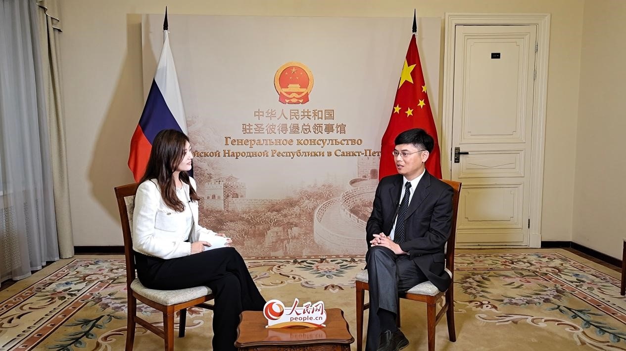 中國駐圣彼得堡副總領(lǐng)事張曉慶（右）接受人民網(wǎng)記者申佳平采訪。人民網(wǎng)記者 劉凡攝