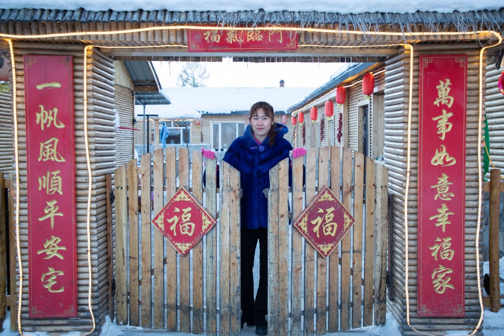 北極村民宿經營者史瑞娟在門前迎候入住的游客（2023年1月7日攝）。