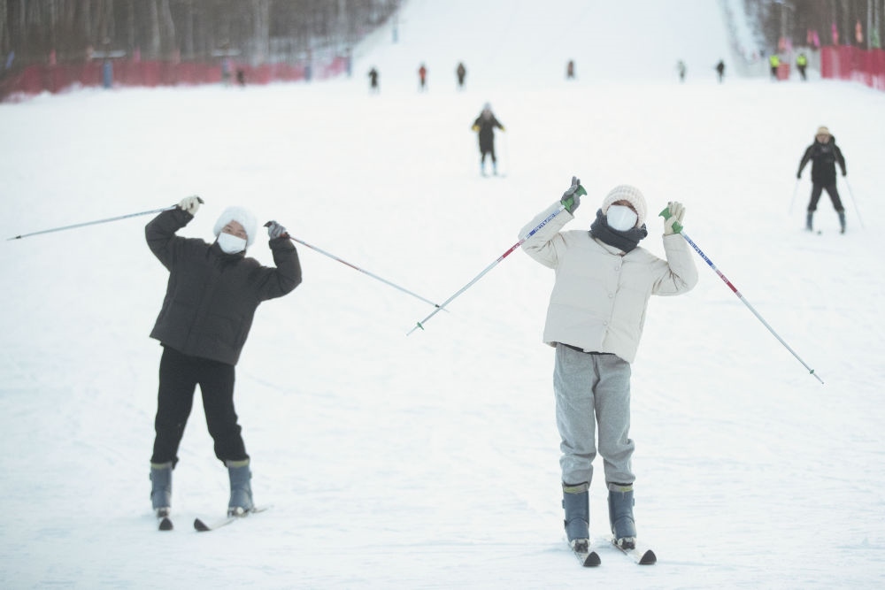 游客在北極村滑雪場內體驗滑雪（2023年1月7日攝）。