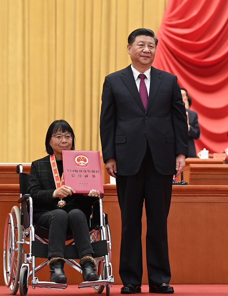 2021年2月25日，全國脫貧攻堅總結(jié)表彰大會在北京人民大會堂隆重舉行。習(xí)近平為全國脫貧攻堅楷模榮譽(yù)稱號獲得者張桂梅頒獎。