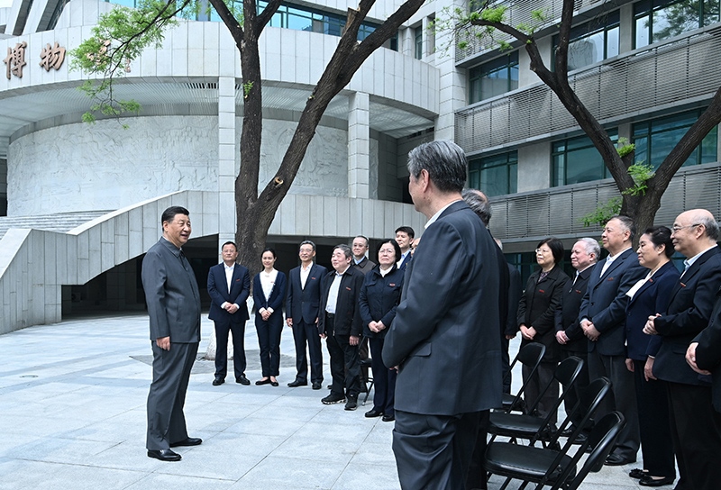 2022年4月25日，習(xí)近平總書記來到中國人民大學(xué)考察調(diào)研，在博物館門前廣場上，同老教授、老專家和中青年骨干教師代表親切交談。