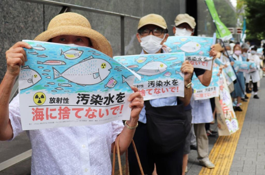 8月24日，日本民眾手持“不要將污染水扔進(jìn)大海”等標(biāo)語在東京電力公司總部前集會，抗議日本政府和東電公司無視民意啟動核污染水排海。新華社記者楊光攝