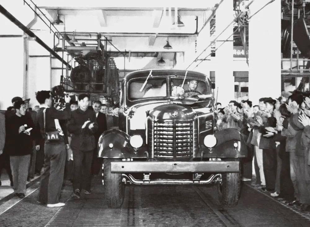 △1956年7月13日，第一輛解放牌汽車駛下裝配線。
