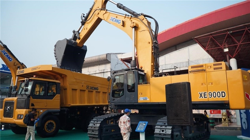 徐工集團(tuán)展出的90噸礦用挖掘機(jī)與80噸自卸車(chē)。石偉攝影
