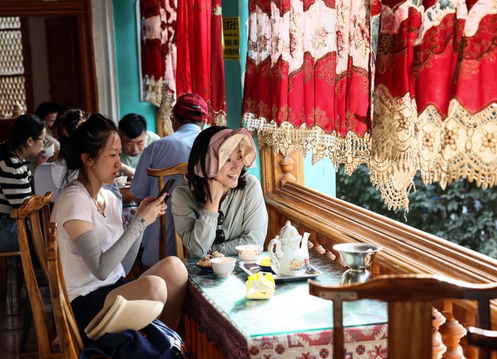 游客在新疆喀什古城景區(qū)百年老茶館內(nèi)品茶小憩（2023年9月7日攝）。新華社記者 蘭紅光 攝