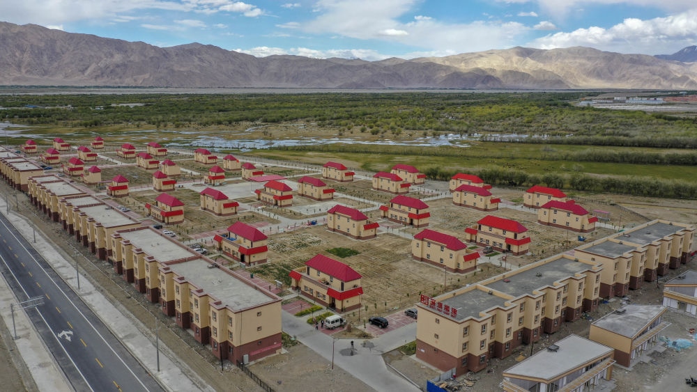 這是由深圳援疆修建的新疆塔什庫爾干塔吉克自治縣一處安置小區(qū)（2019年7月9日攝，無人機照片）。新華社記者 胡虎虎 攝
