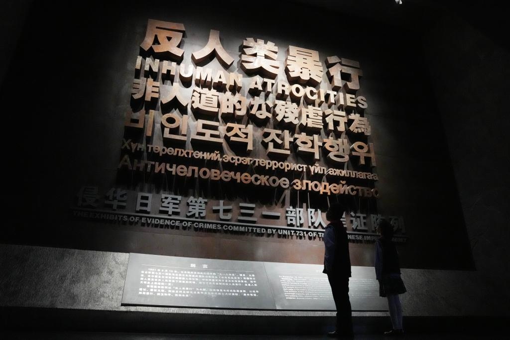 9月18日，青少年在侵華日軍第七三一部隊(duì)罪證陳列館內(nèi)參觀。新華社記者 王建威 攝