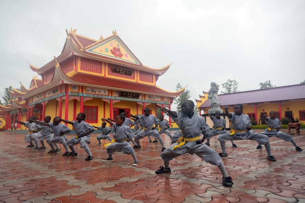 1月21日，在位于贊比亞首都盧薩卡市郊區(qū)的少林寺文化中心，學(xué)員練習(xí)中國功夫。