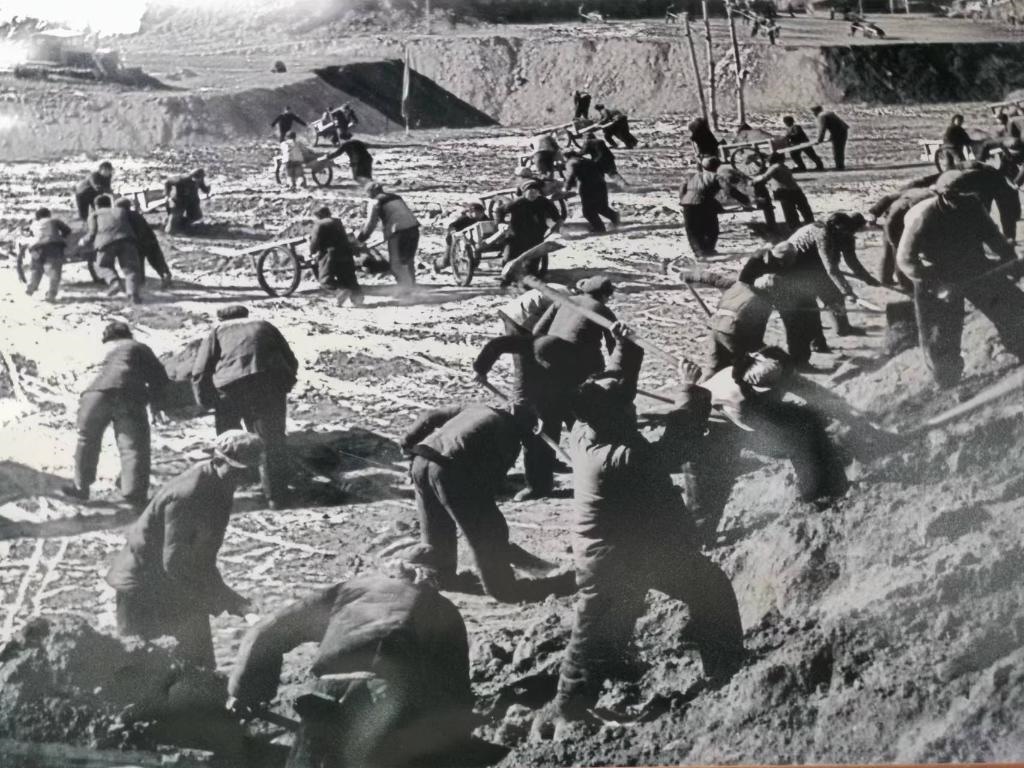 20世紀(jì)70年代，高西溝人治理水土流失場景。（資料圖片）
