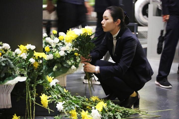 9月18日，工作人員在侵華日軍第七三一部隊(duì)罪證陳列館整理花束。新華社記者 石楓 攝