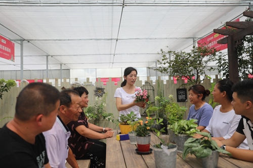 李敏向村民講授花木直播經(jīng)驗(yàn)。受訪者供圖