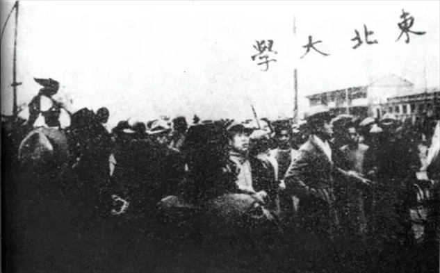 △東北大學學生走在一二·九請愿游行隊伍最前列。