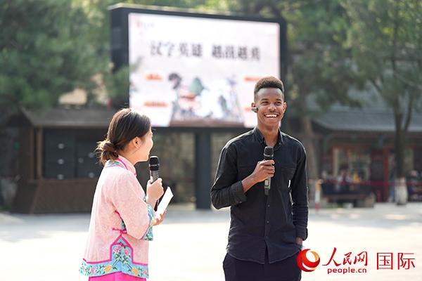 選手王安（乍得）挑戰(zhàn)“漢字英雄·越戰(zhàn)越勇”游戲。人民網(wǎng) 盧鵬宇攝
