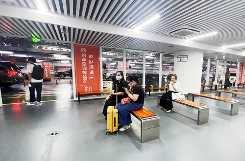 旅客在網(wǎng)約車空調(diào)等候區(qū)等候網(wǎng)約車。人民網(wǎng)記者 喬雪峰攝