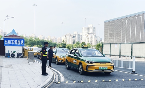 北京南站實(shí)施出租車北廣場落客分流，實(shí)現(xiàn)“落、接”兩用。人民網(wǎng)記者 喬雪峰攝