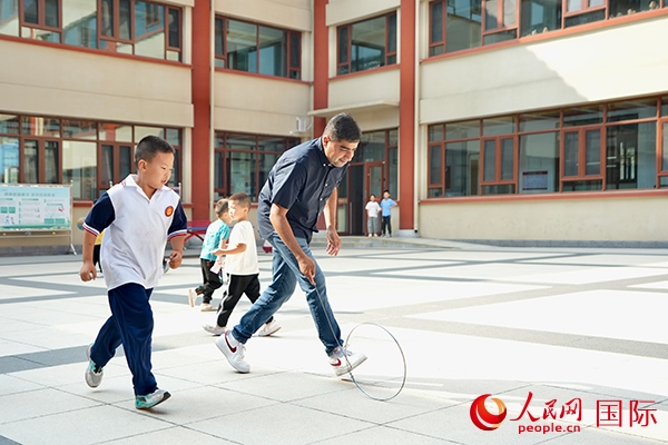 來自巴基斯坦的沙杰在滾鐵環(huán)。人民網(wǎng) 盧鵬宇攝