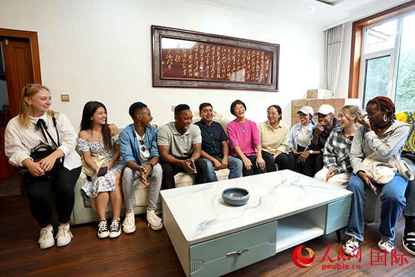 選手們在村民王小留家中做客。人民網(wǎng) 盧鵬宇攝