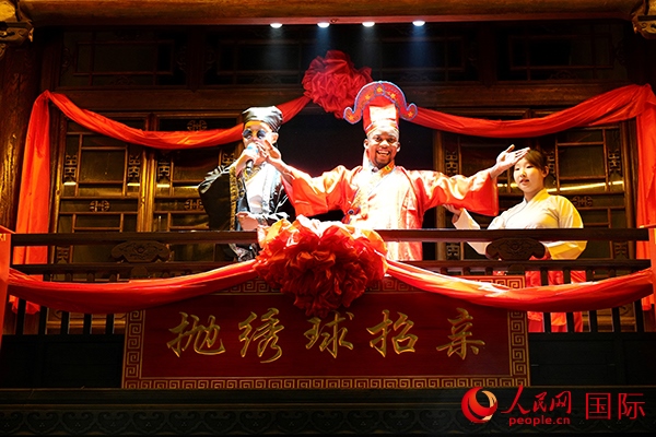 拋繡球。人民網(wǎng) 盧鵬宇攝