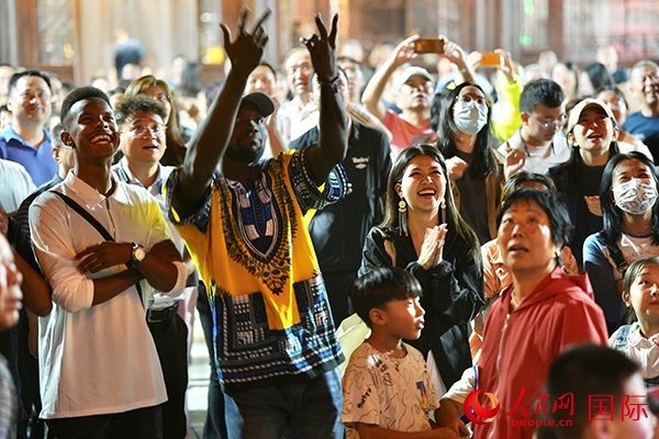 選手體驗(yàn)古城巡游。人民網(wǎng) 盧鵬宇攝
