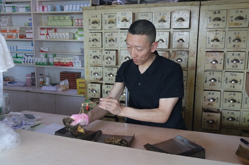 馬啟紅為病患精心配藥。受訪者供圖