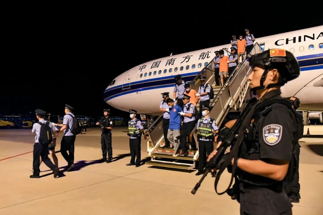 153名實(shí)施跨境裸聊敲詐的犯罪嫌疑人從印度尼西亞被押解回國。公安部供圖