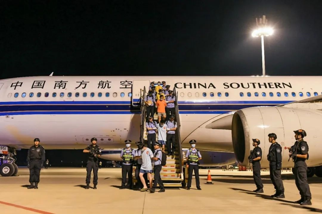 153名實(shí)施跨境裸聊敲詐的犯罪嫌疑人從印度尼西亞被押解回國。公安部供圖
