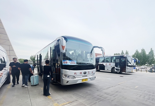 旅客準備乘坐免費擺渡車前往正定機場。人民網(wǎng)記者 喬雪峰攝