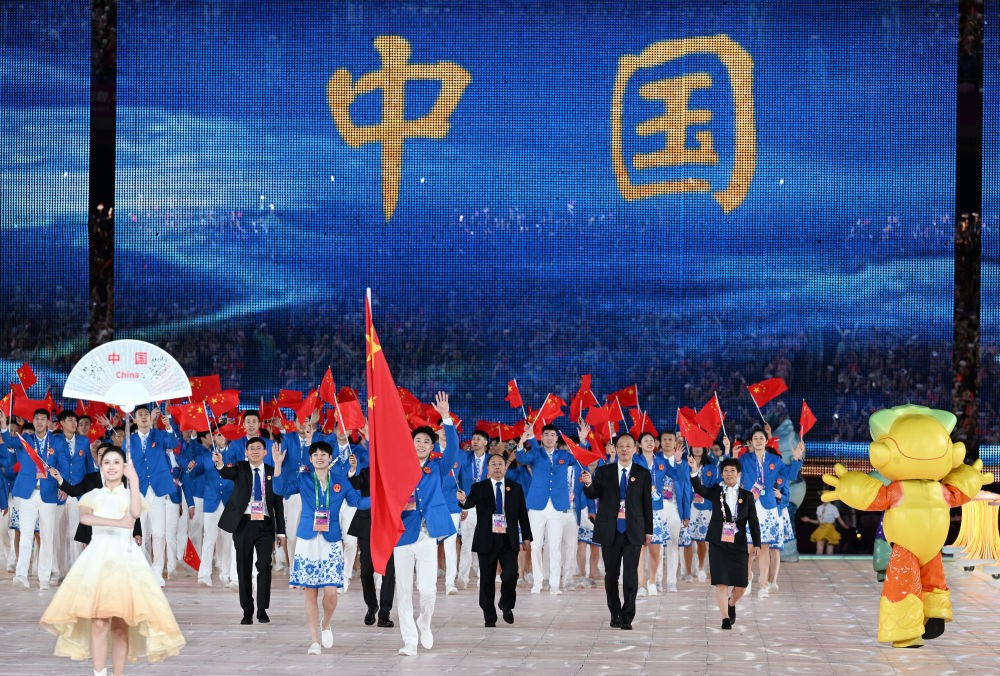 中國代表團在開幕式上入場。