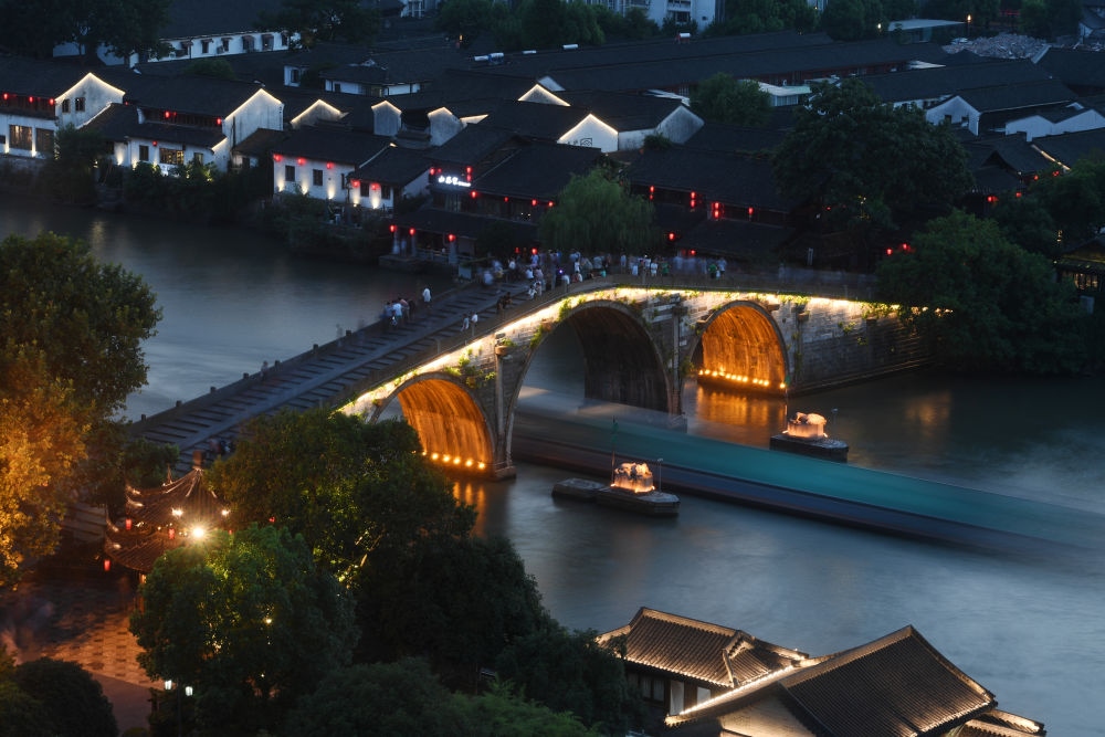 一艘貨船經(jīng)過京杭大運河杭州段的標志性建筑拱宸橋。