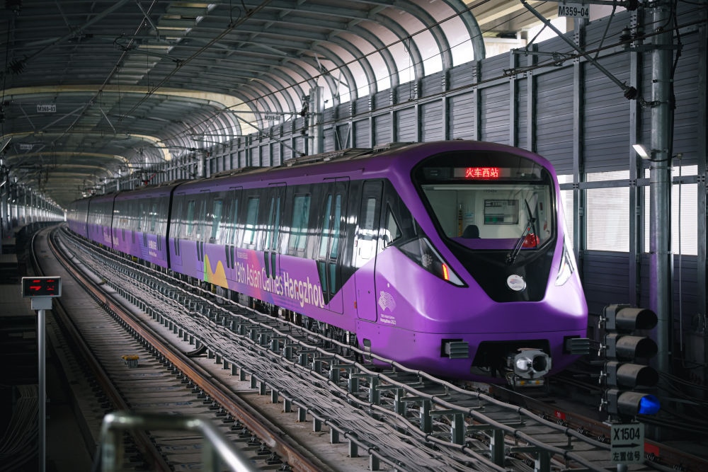 從杭州火車西站出發(fā)，地鐵19號線貫穿杭州火車東站、杭州蕭山機場，“亞運號”地鐵專列運行在這條線路上。