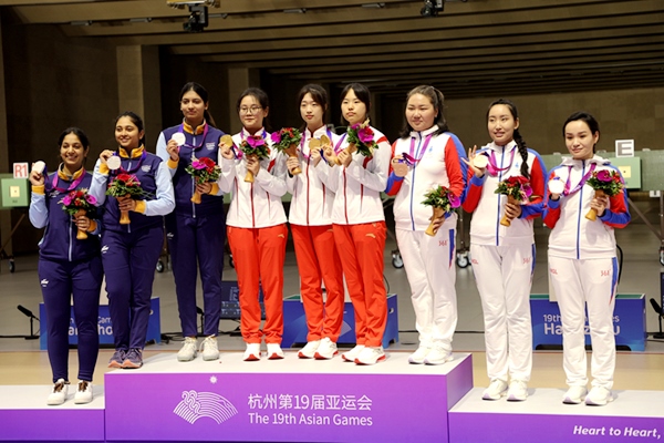 9月24日，杭州亞運會射擊女子10米氣步槍團體賽頒獎儀式。人民網(wǎng)記者 胡雪蓉攝