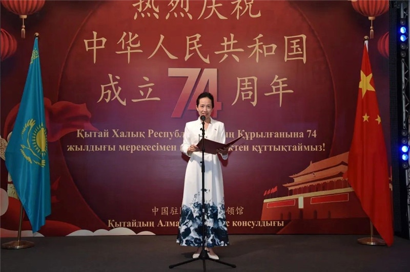 圖為蔣薇總領(lǐng)事致辭。駐阿拉木圖總領(lǐng)館供圖