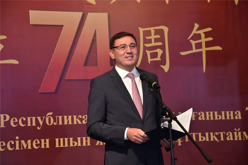 圖為哈外交部駐阿市代表布列格諾夫致辭。駐阿拉木圖總領(lǐng)館供圖