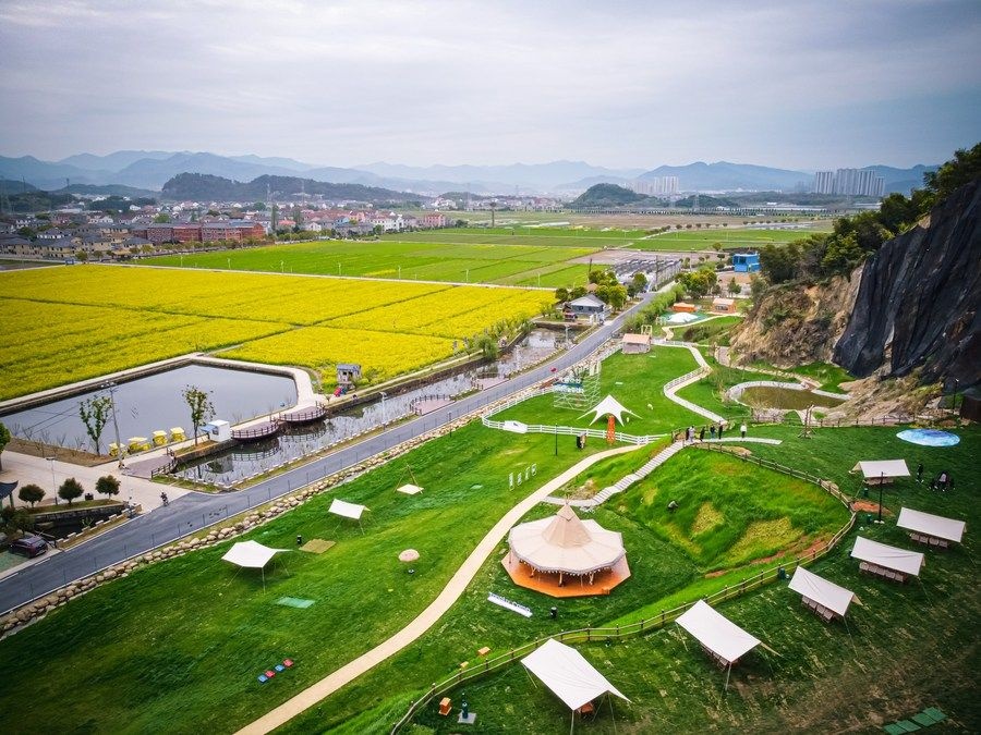  浙江省諸暨市楓橋鎮(zhèn)杜黃新村用廢棄礦山改造的露營(yíng)旅游地（2023年3月29日攝）。