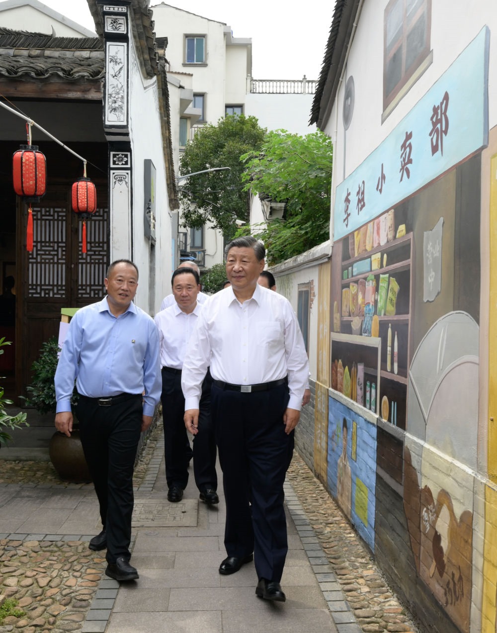 20日上午，習(xí)近平在金華市義烏市后宅街道李祖村考察。