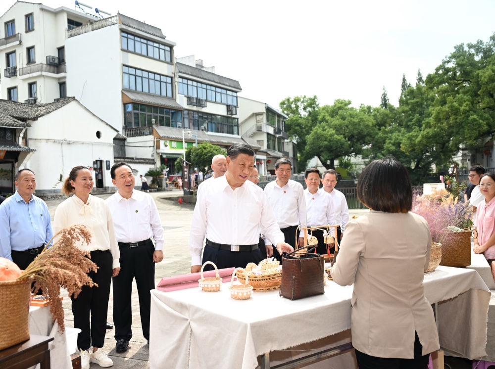 20日上午，習(xí)近平在金華市義烏市后宅街道李祖村考察。