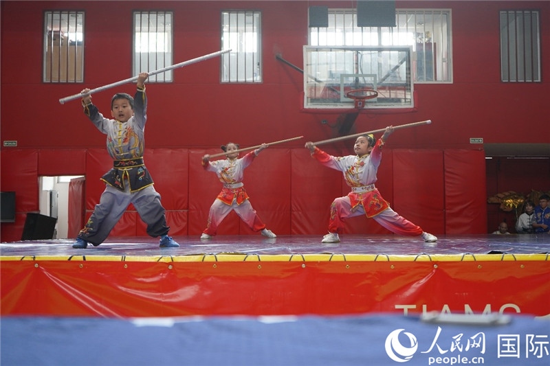 圖為開幕式現(xiàn)場兒童武術表演。人民網(wǎng)記者 許放攝