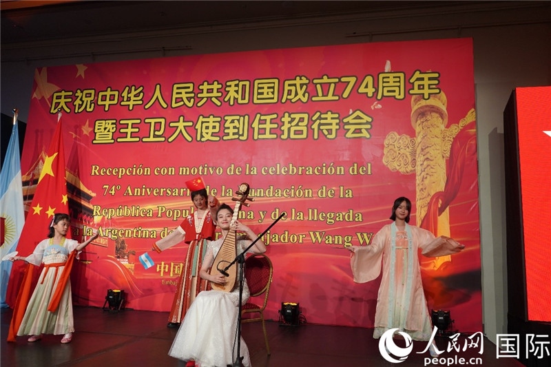 圖為招待會(huì)現(xiàn)場(chǎng)中國(guó)傳統(tǒng)樂(lè)器演奏和舞蹈展示。人民網(wǎng)記者 許放攝