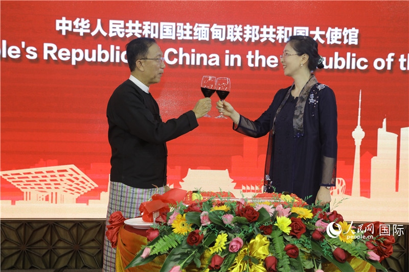 圖為曹靜臨時代辦與溫欣副總理祝酒。人民網(wǎng)記者 謝佳君攝