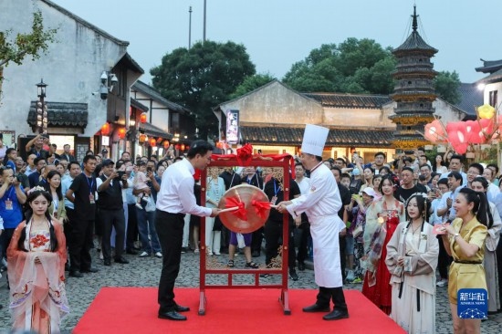 9月27日拍攝的2023年南翔國潮大會暨第十七屆上海南翔小籠文化展開幕儀式現(xiàn)場。