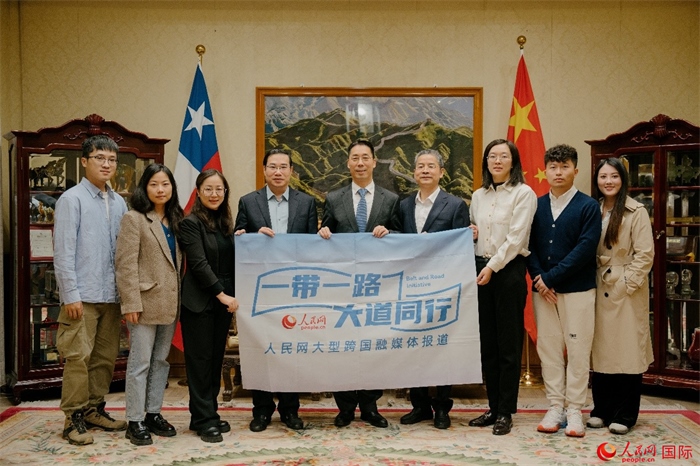 牛清報(bào)大使（中）與人民網(wǎng)、人民日?qǐng)?bào)社記者合影。 人民網(wǎng)記者 張若涵攝