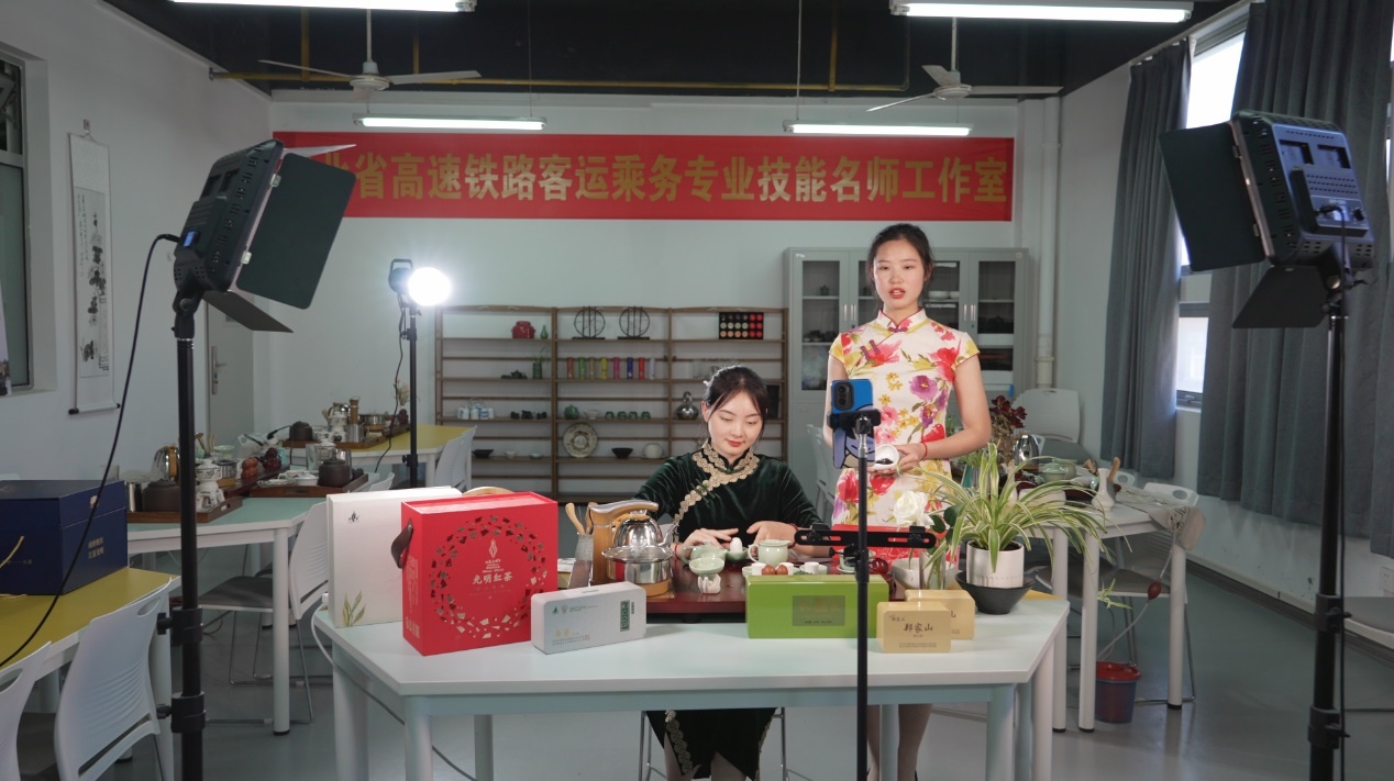 學生們正在直播。受訪單位供圖