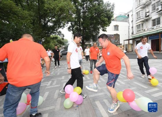 9月28日，在柯橋柯亭社區(qū)，各民族居民參加趣味運動會。