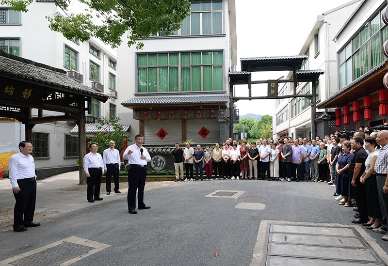 2023年9月20日，習(xí)近平在浙江省金華市義烏市后宅街道李祖村考察時(shí)，同群眾親切交流。