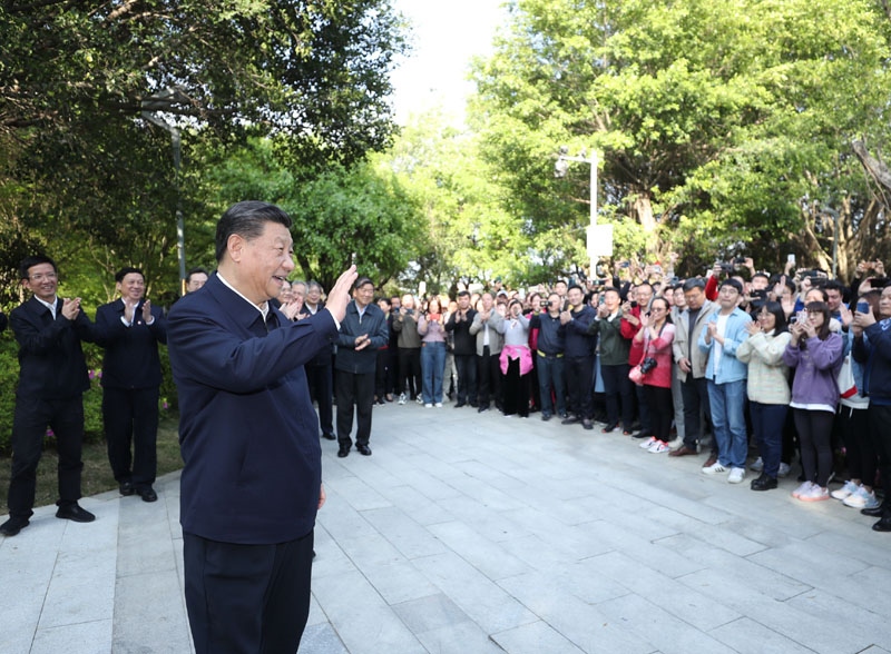 2021年3月24日，習(xí)近平在福建省福州市福山郊野公園考察時(shí)，向市民們招手致意。