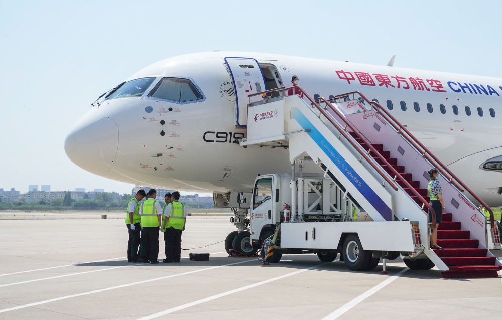 在上海虹橋國際機(jī)場(chǎng)停機(jī)坪拍攝的C919飛機(jī)（5月28日攝）。新華社記者 丁汀 攝