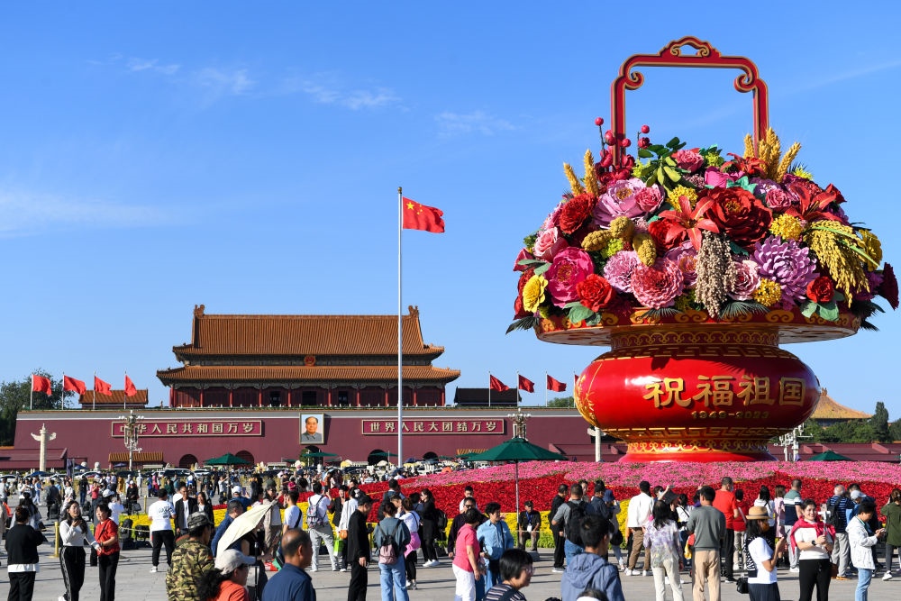 9月27日，市民游客在天安門廣場(chǎng)參觀“祝福祖國”巨型花籃。新華社記者 鞠煥宗 攝