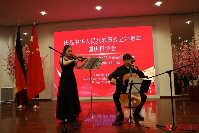 青年音樂家為來賓們現場演奏《我和我的祖國》。人民網記者 劉仲華攝