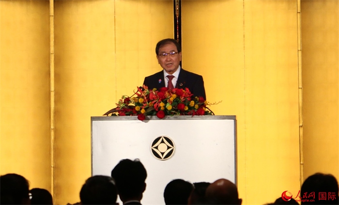 日本經(jīng)濟(jì)團(tuán)體聯(lián)合會會長十倉雅和發(fā)表致辭。人民網(wǎng) 許可攝